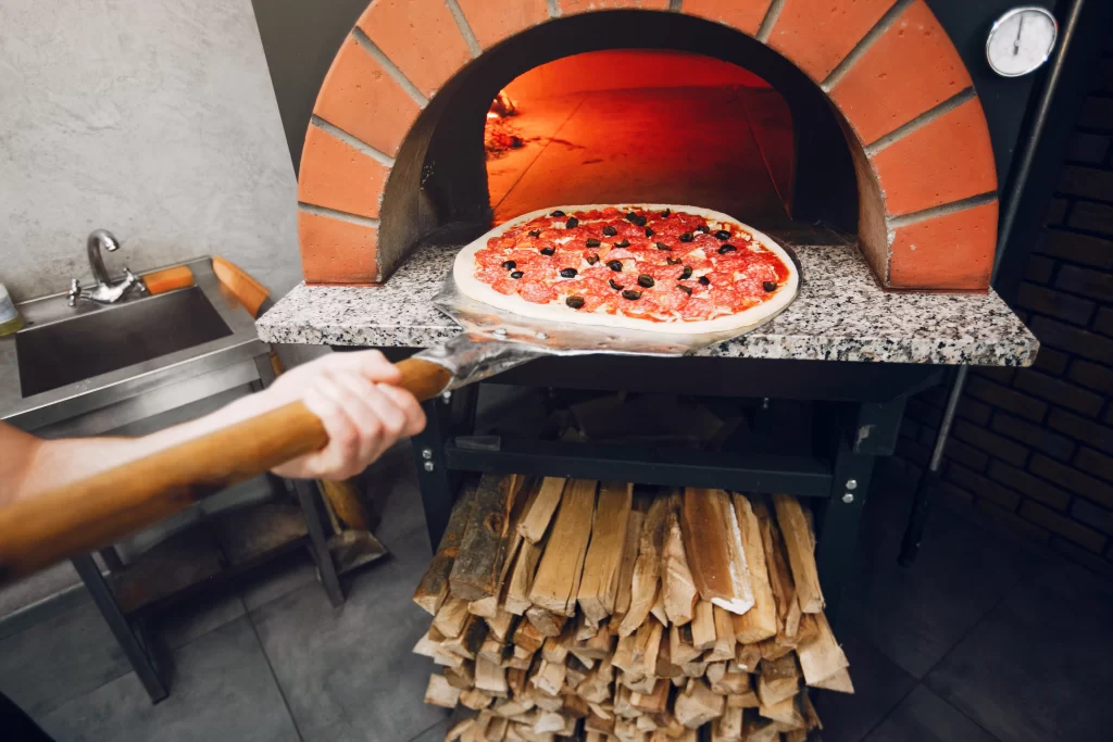 Guida definitiva all'acquisto e all'utilizzo del forno a legna per pizzeria